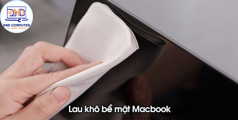 Macbook bị đổ nước v&agrave;o b&agrave;n ph&iacute;m