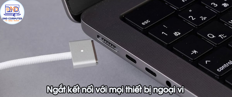 Macbook bị đổ nước v&agrave;o b&agrave;n ph&iacute;m