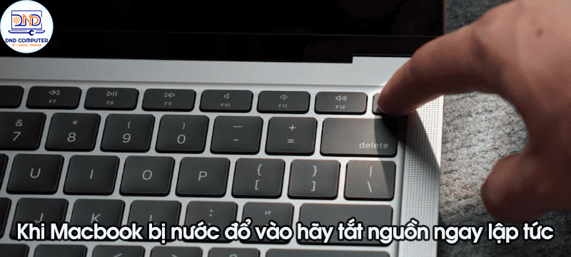Macbook bị đổ nước v&agrave;o b&agrave;n ph&iacute;m