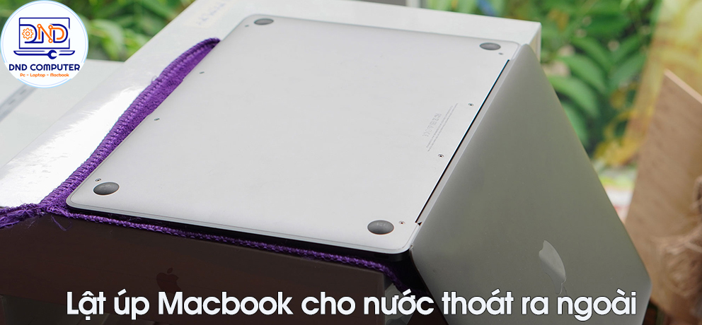 Macbook bị đổ nước v&agrave;o b&agrave;n ph&iacute;m