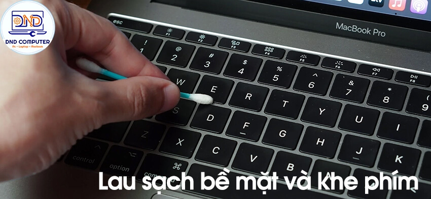 Lau sạch bề mặt và khe bàn phím